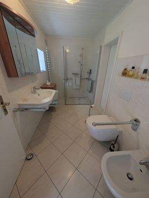 großes helles Badezimmer mit Dusche