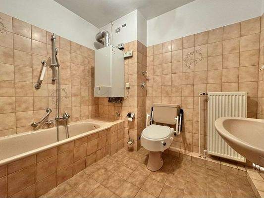 Badezimmer mit Wanne