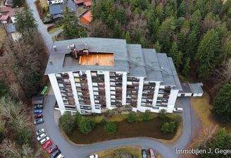 Südseite des Hauses mit Parkplätzen