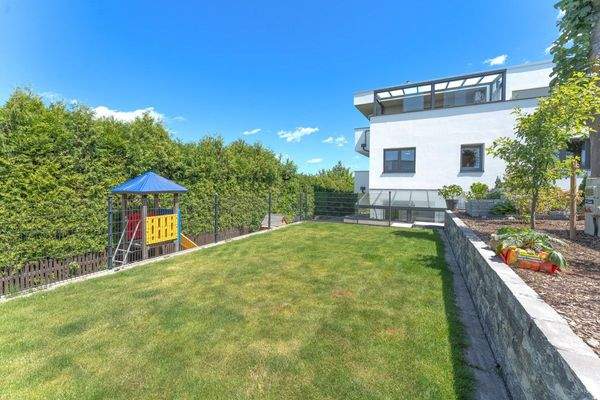 Blick vom Garten auf das Haus