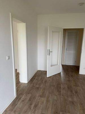 Muster Wohnzimmer mit Blick in Flur