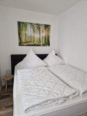 Schlafraum mit Fenster zur Loggia