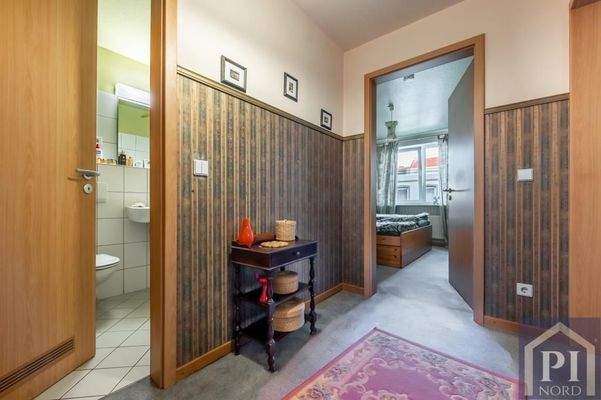 Flur mit Zugang zu allen Räumen