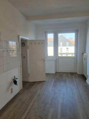 Küche mit Balkonzugang