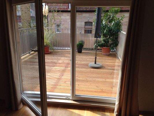 die Terrasse im Vorderhaus der Maisonette-Wohnung 1.OG