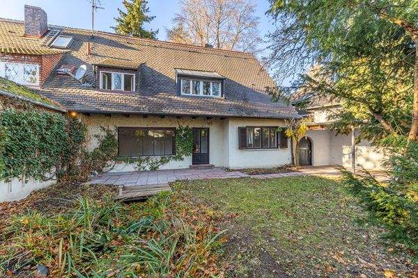 Großer Garten mit Terrasse