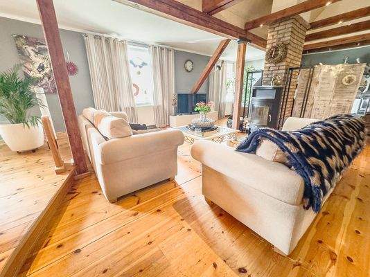 Ein offener Raum unter Licht und Balken