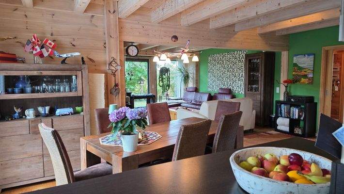 Blick ins Ess-und Wohnzimmer