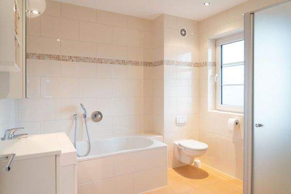 Bad mit Dusche und Wanne