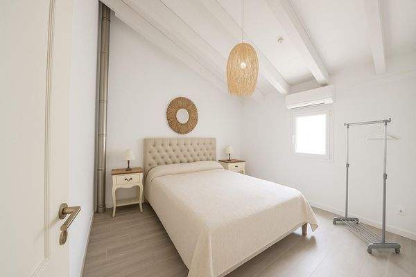 Elegantes Hauptschlafzimmer mit viel Licht und großem Spiegel