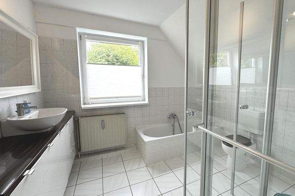 Vollbad DG Wohnung 2