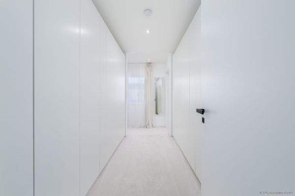 Durch das Ankleidezimmer kommen Sie in den Elternbereich