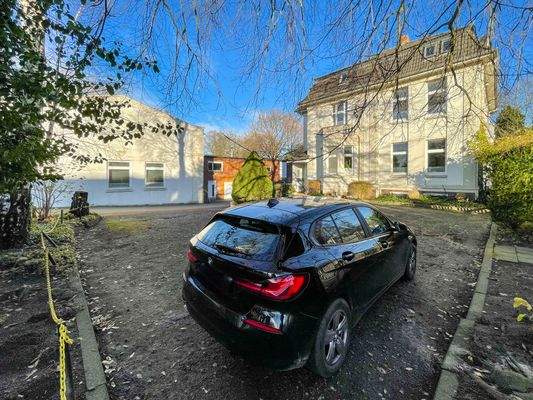 Vorderer Parkplatz