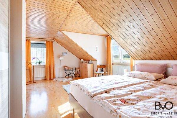 Helles Schlafzimmer mit Ausblick