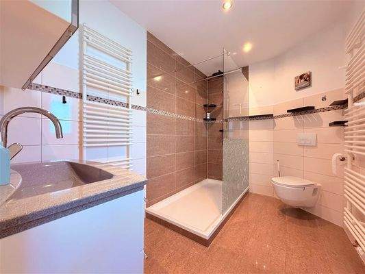 Bad mit begehbarer Dusche 