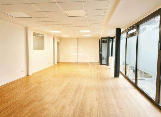 Großer Innenraum mit großer Fensterfront für maximale Sichtbarkeit - (KI generiert)