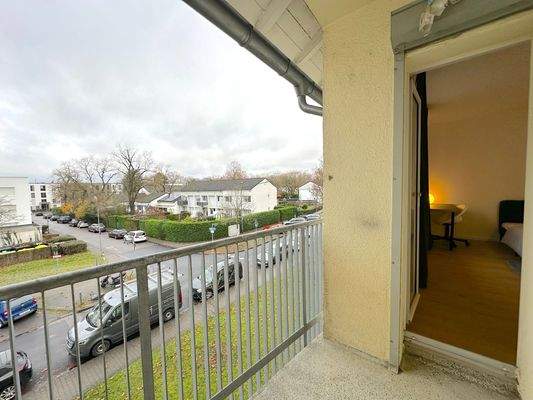 Balkonblick auf Wohnstraße