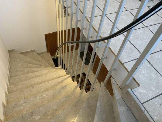 massives Treppenhaus