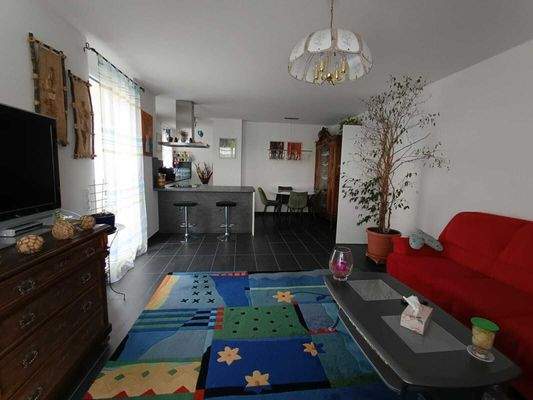 Wohnzimmer mit offener Küche