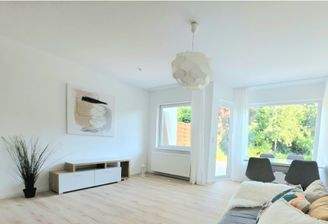 Lichtdurchflutetes Wohnzimmer 