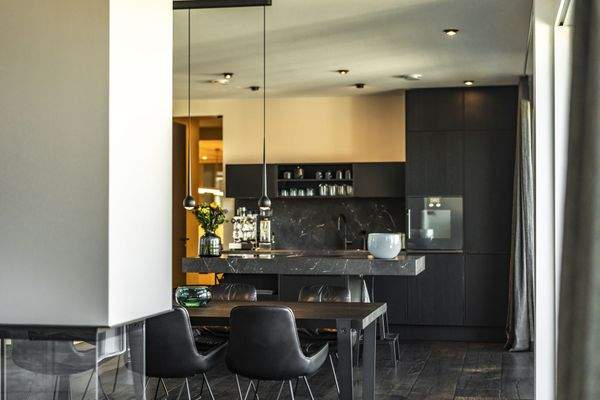 Offener Wohn-, Koch- und Essbereich mit Kamin