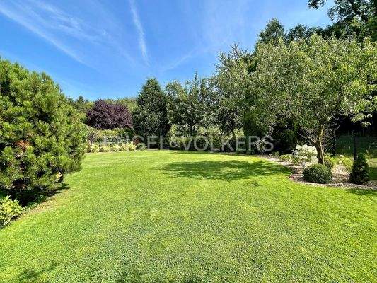 Großzügiger Garten