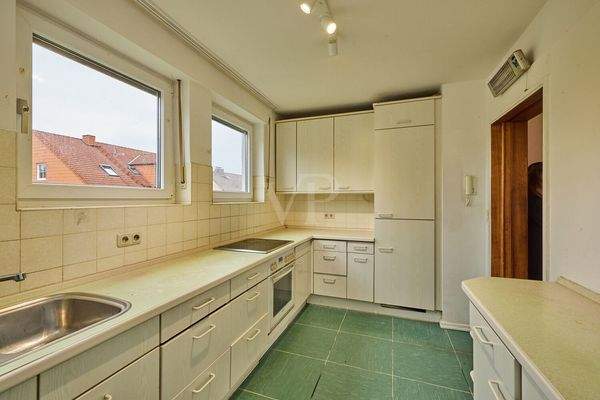 Küche mit Zugang zum Esszimmer und Wohnbereich