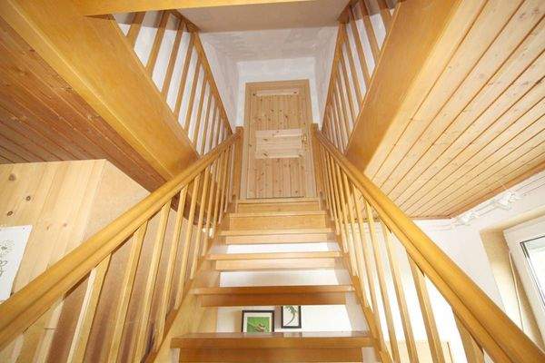 Treppe OG ins abgeschlossene DG