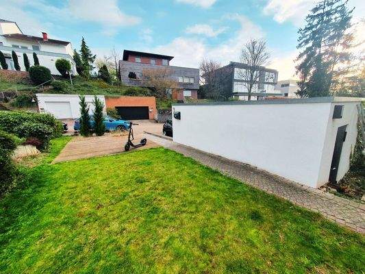 Garten mit angrenzender Garage und Stellplatz