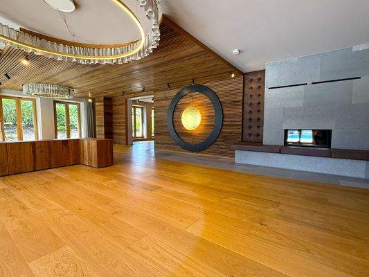 Wohnzimmer mit Blick auf die Feuerstelle 