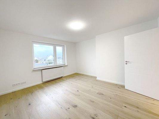 Andere Ansicht des großen ruhig gelegenen Schlafzimmers