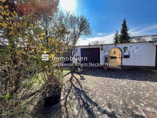 großer Hof mit Blick zur Garage