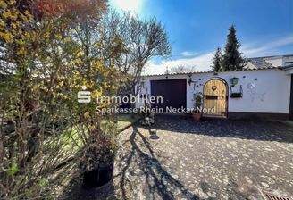 großer Hof mit Blick zur Garage