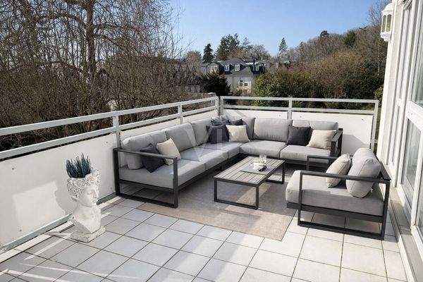 Großzügiger Balkon mit Burgblick