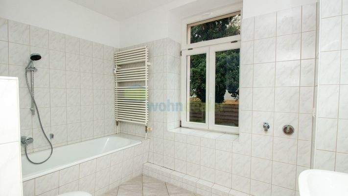 Tageslichtbad mit Wanne