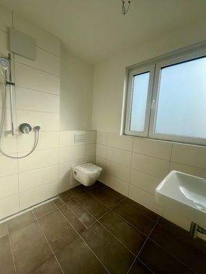 Badezimmer mit Dusche.jpg