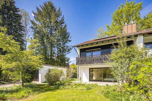 Hausansicht mit Garten