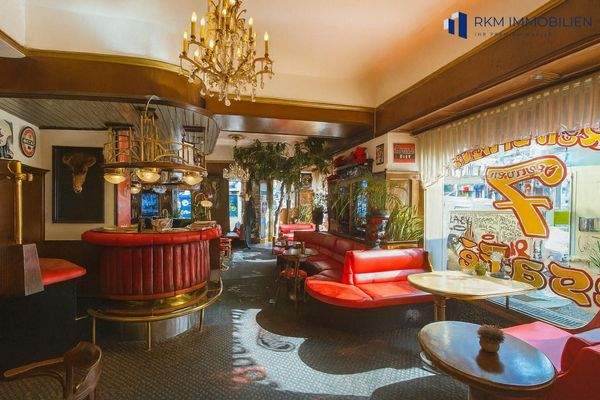 Haupthalle mit Barbereich