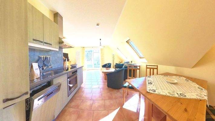 Offene Einbauküche mit angrenzendem Essbereich