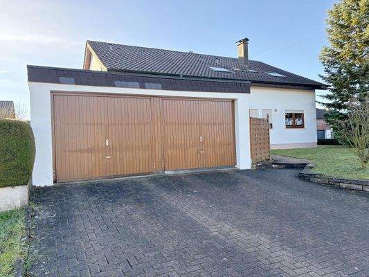 große Doppelgarage vor dem Haus