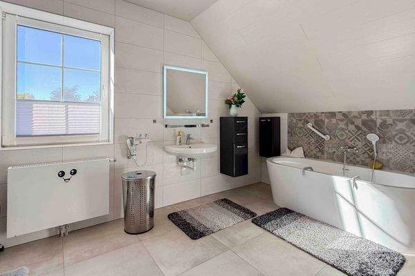 Vollbad mit freistehender Badewanne