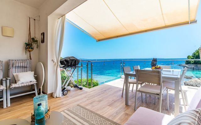 Einzigartiges Penthouse mit direktem Meerzugang in Toplage von Cas Catala