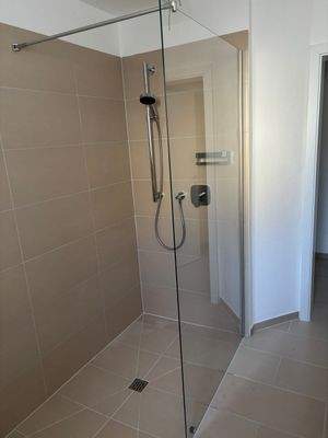 Dusche im Bad.jpeg