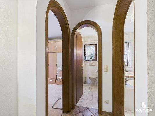 Flur zu Schlafzimmer + Bädern