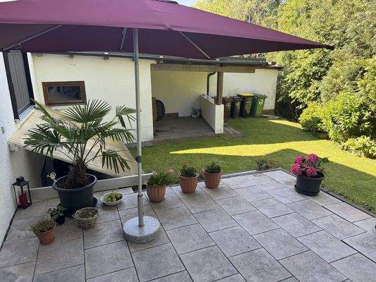 Terrasse mit Blick auf Garage