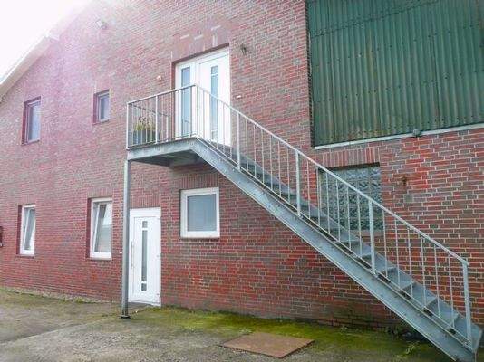 seitlich der Hofauffahrt