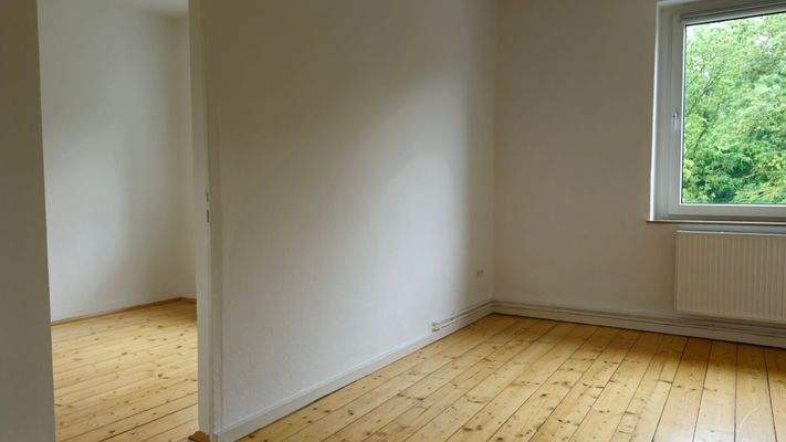 Zimmer 1 mit Durchgang zu Zimmer 2