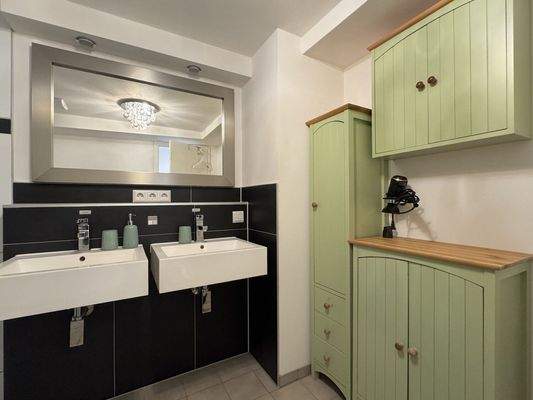  ... Wanne und Dusche, Doppelwaschplatz