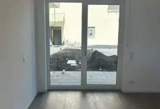 Wohnbereich mit Ausblick auf Terrasse