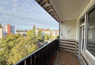 Loggia mit Markise und Weitblick